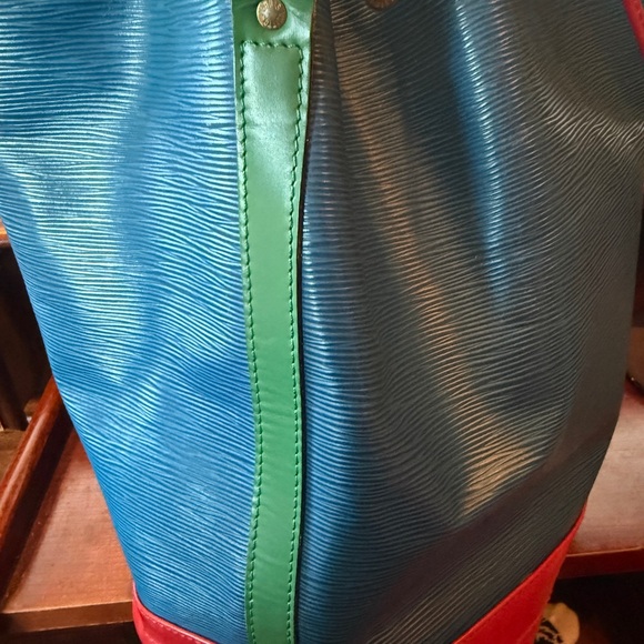 Louis Vuitton Noe Blue Epi Leather Bucket Bag. Color-block Pattern w Brass Hardw - Picture 2 of 8